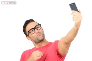 Men above 30 post more selfies than women - Doorsanchar